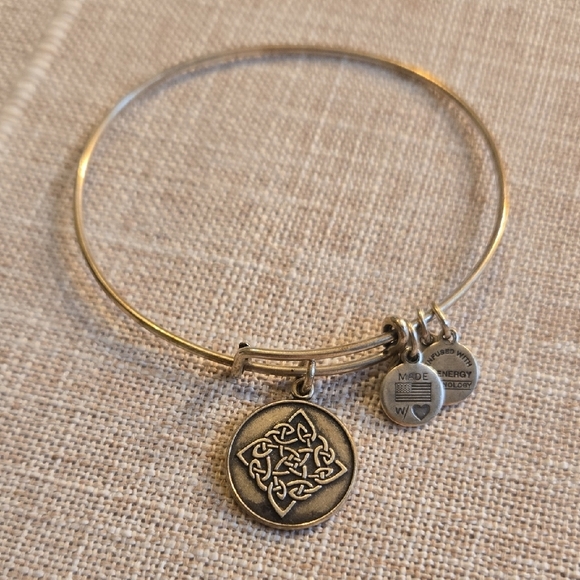Gold Celtic Knot Bangle Bracelet - Picture 1 of 2